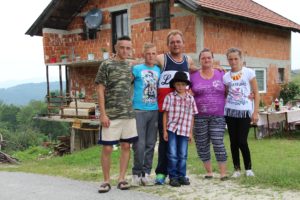 Manjaca 05 Jovance sa serstrom bracom i roditeljima foto Zoran Pilipovic