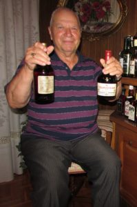 Gradiska 01 Ibrahim Rakovic pokazuje najstarije boce viskija u svojoj kolekciji foto Milan Pilipovic