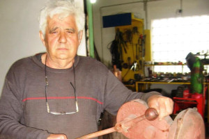 POLA VEKA SA KOVAČKIM ČEKIĆEM