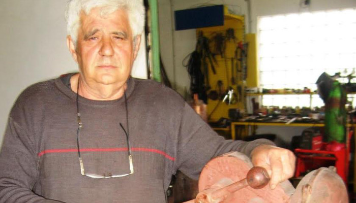 POLA VEKA SA KOVAČKIM ČEKIĆEM