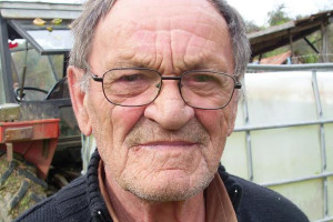 PENZIJU TROŠI POMAŽUĆI DRUGIMA