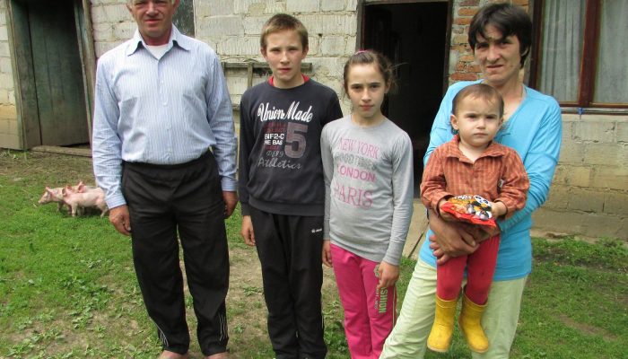 KUĆA SE RUŠI A DJECA ŽIVE U ŠTALI