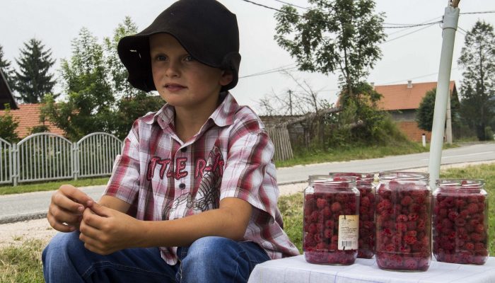 DAROVI I ČESTITKE STIŽU SA SVIH STRANA A "POSAO" CVETA