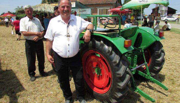 TRAKTOROM PUTUJE PO ZBOROVIMA I PREVOZI KOMŠIJE