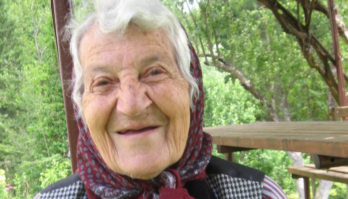 STARA LOLA I BEKRIJA ĆERA DO STOTE