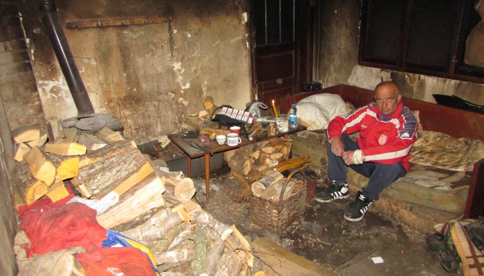 MARATONAC SPAVA NA ZGARIŠTU PORED SVEĆE
