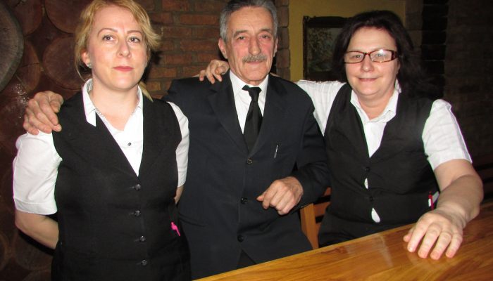 MLADI SU ISTERALI STARCE IZ KAFANA