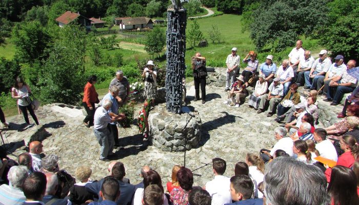 RANJENO DETINJSTVO PORED RANJENE PTICE